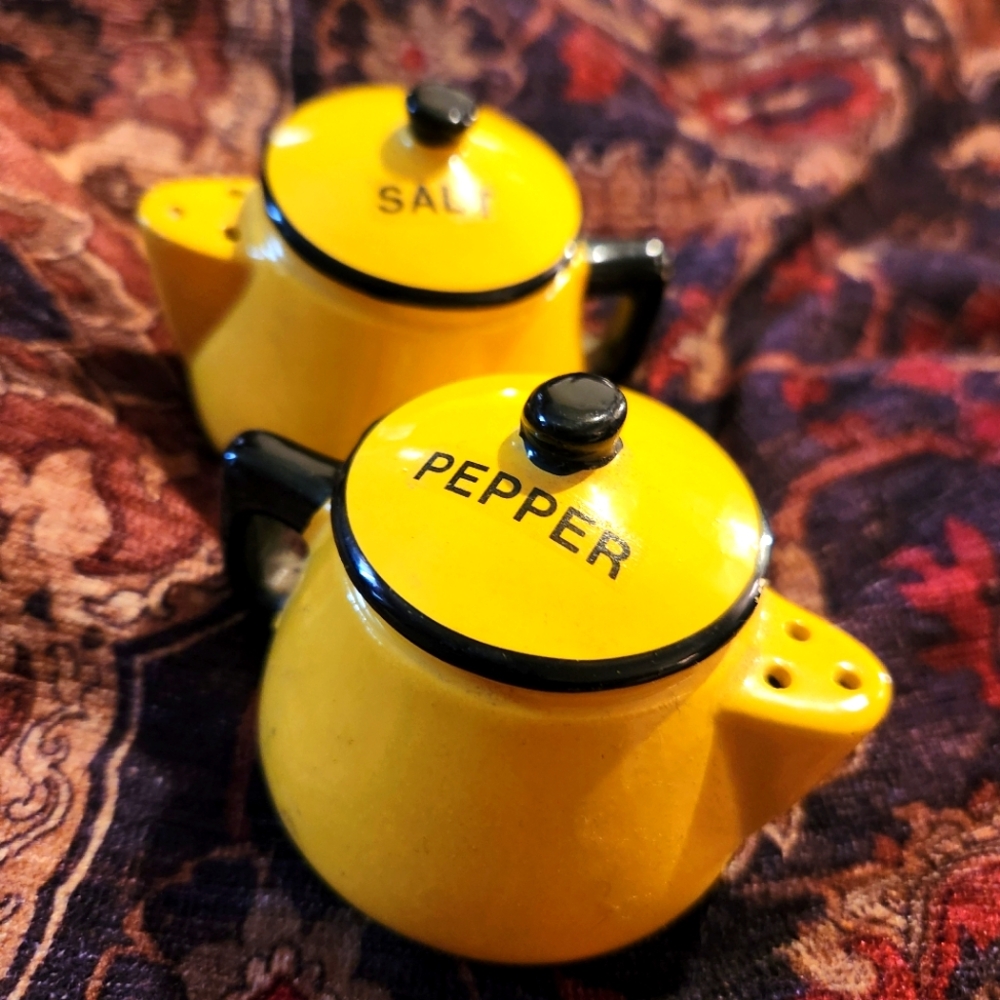 Vintage teapot salt and pepper shaker set - Picture 2 of 3